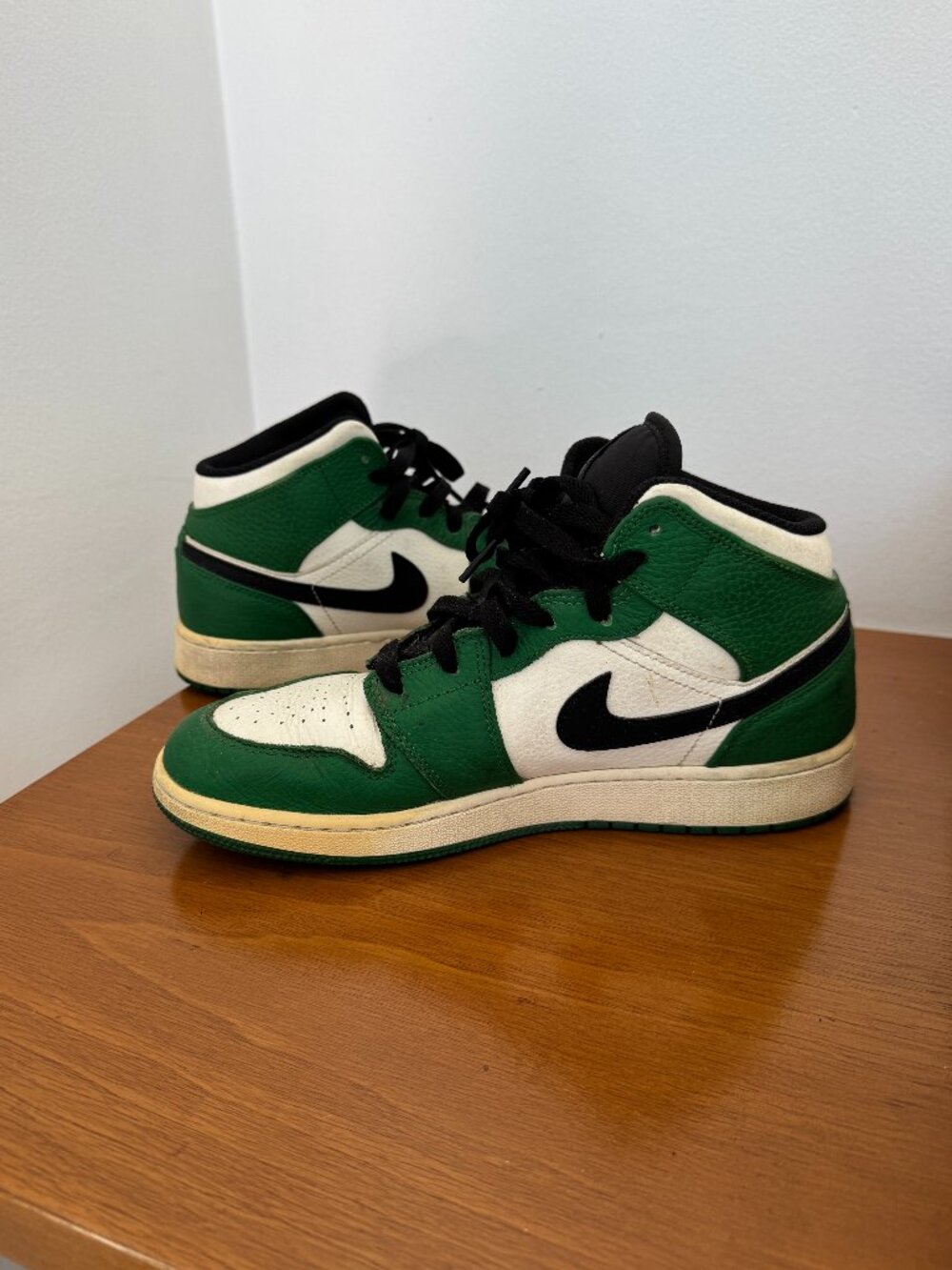Air Jordan 1 Mid SE GS Pine Green 7Y Womens 8.5 BQ6931-301